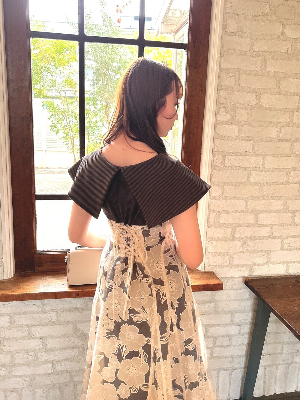 ブラウン系のワンピース、ホワイト系のサンダルを着用したレディースの春コーディネートの4枚目の写真