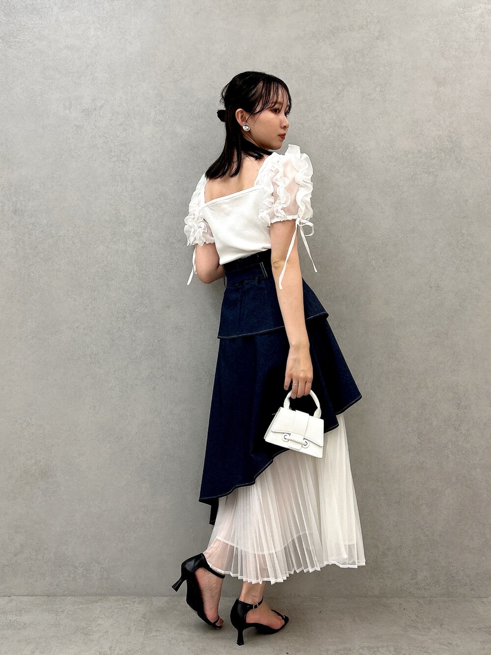 ブルー系のスカート、ホワイト系のTシャツ/カットソーを着用したレディースの夏コーディネートの3枚目の写真