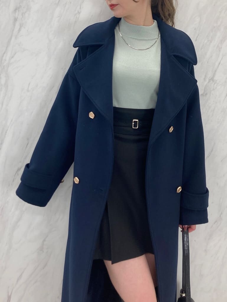 ブルー系のその他アウター、ブラック系のブーツ、ブラック系のスカートを着用したレディースの秋コーディネートの5枚目の写真