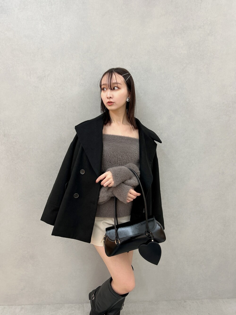 ブラック系のその他アウター、ブラウン系のニット/セーター、ホワイト系のその他パンツを着用したレディースの冬コーディネートの3枚目の写真