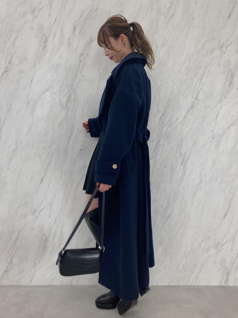 ブルー系のその他アウター、ブラック系のブーツ、ブラック系のスカートを着用したレディースの秋コーディネートの3枚目の写真