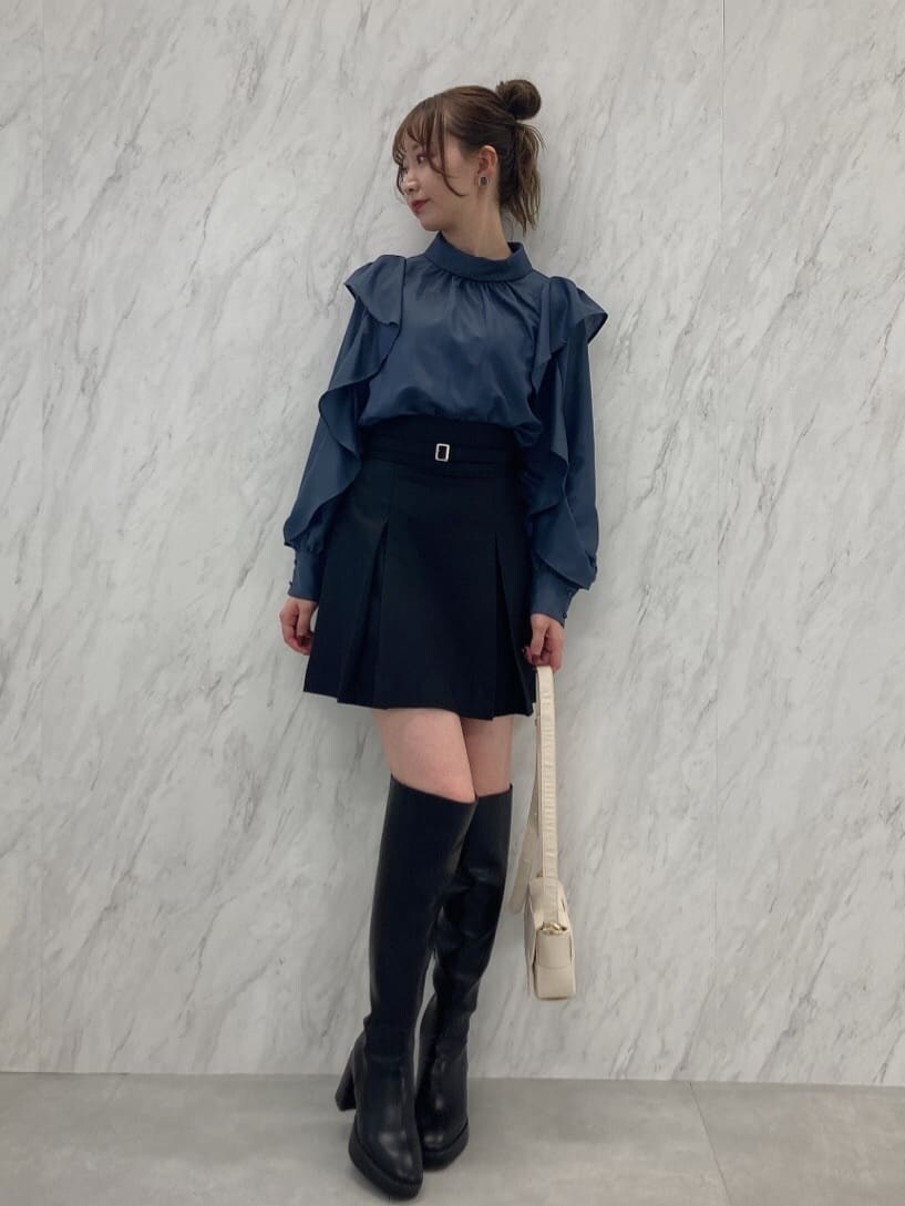 ブラック系のブーツ、ブルー系のシャツ/ブラウス、ブラック系のスカートを着用したレディースの秋コーディネートの3枚目の写真