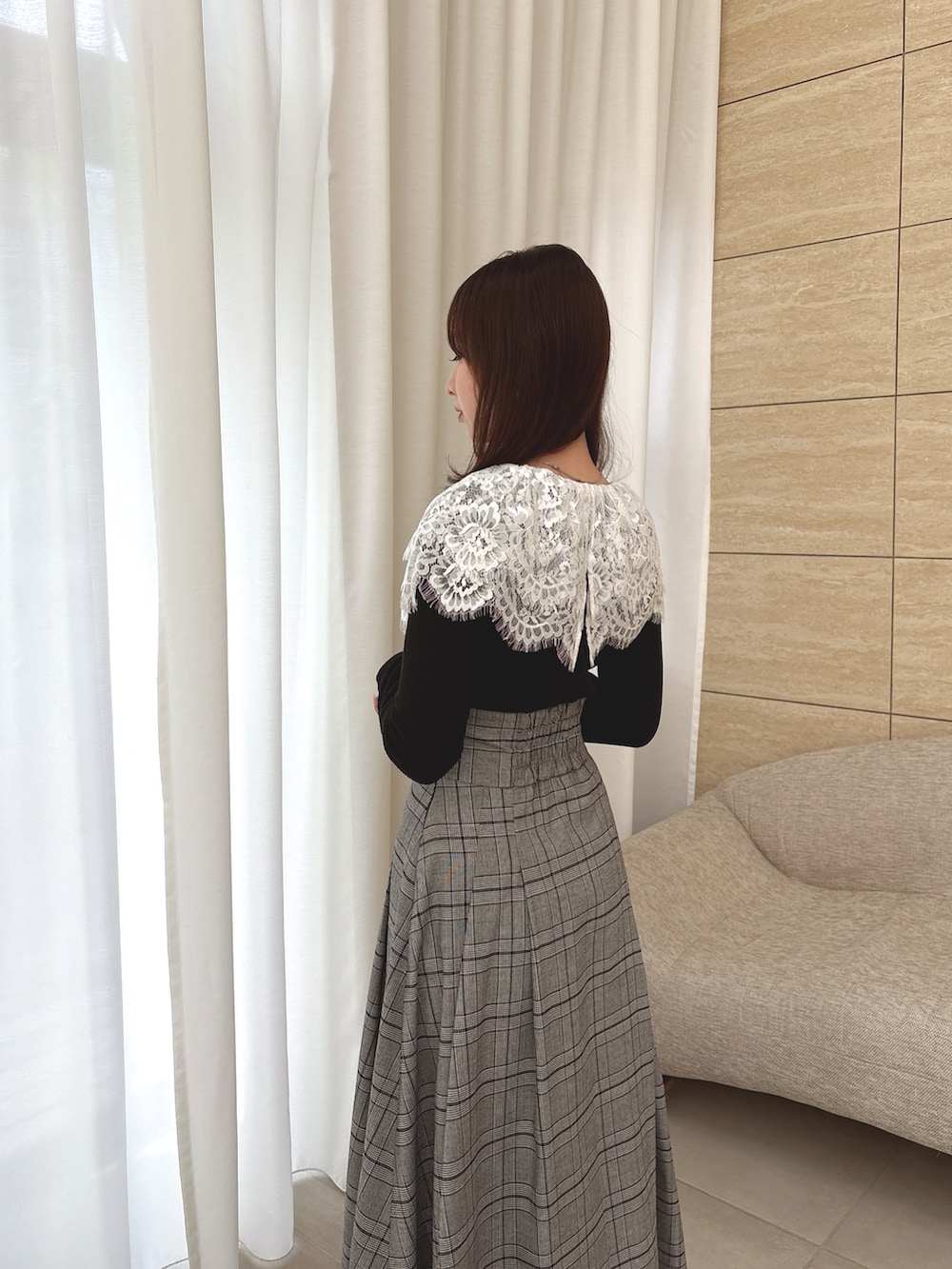 ブラック系のワンピースを着用したレディースの秋コーディネートの7枚目の写真