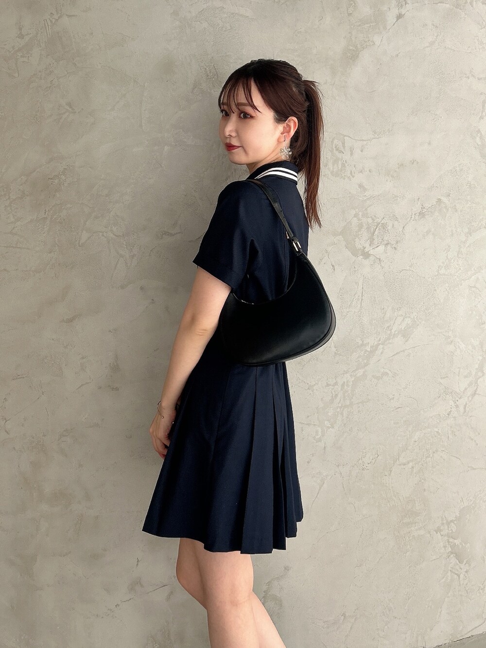 ブルー系のワンピースを着用したレディースの夏コーディネートの6枚目の写真