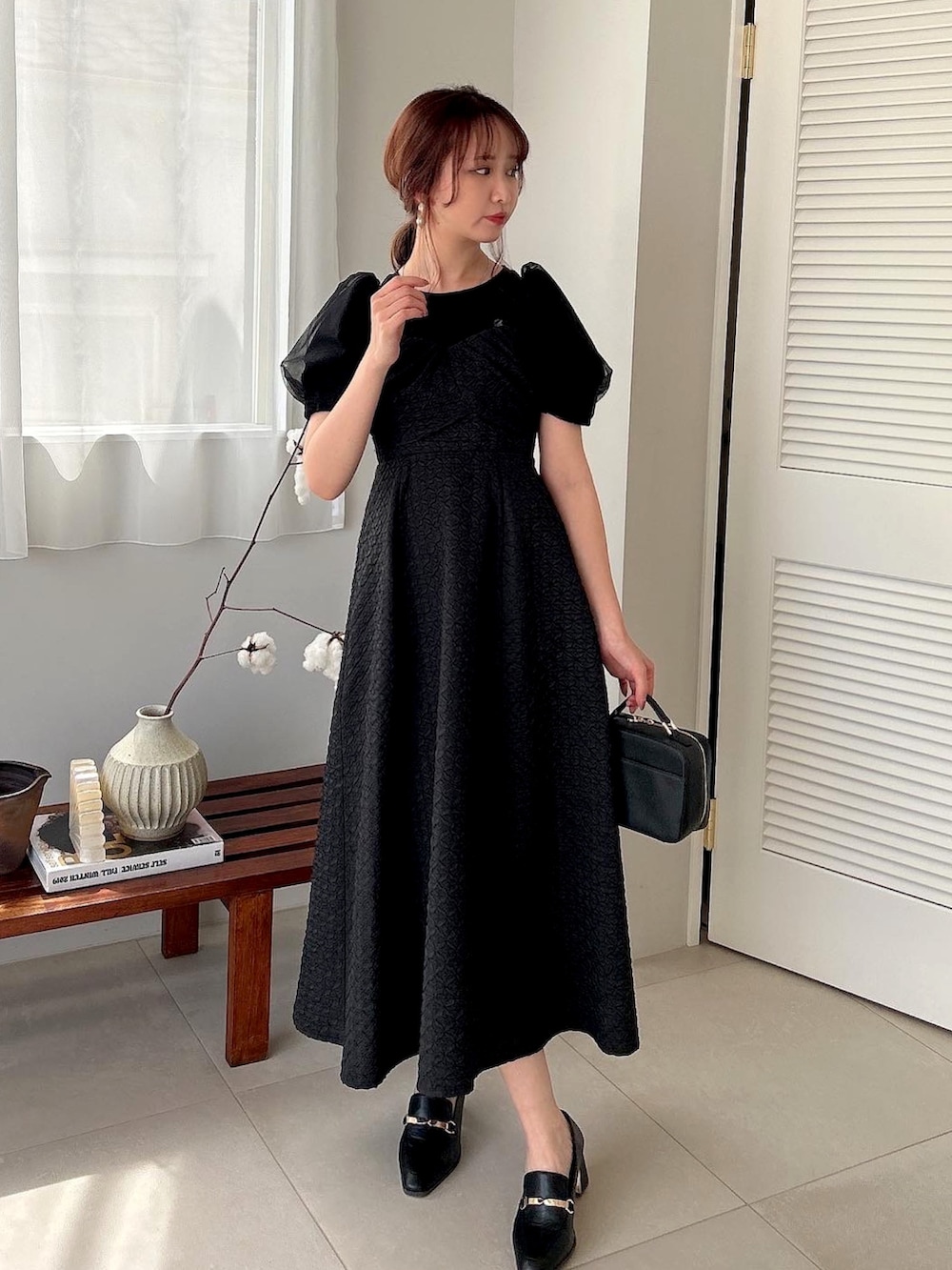 「dazzlin、オールブラック、キャミワンピ、夏コーデ、夏ファッション、休日コーデ、デート、ショッピング、女子会、ワンピース」｜「dazzlinのフェミニンヒールローファー（ローファー、ブラック系）」を使った、marinさん（レディース・164cm）の夏コーディネートの2枚目の写真