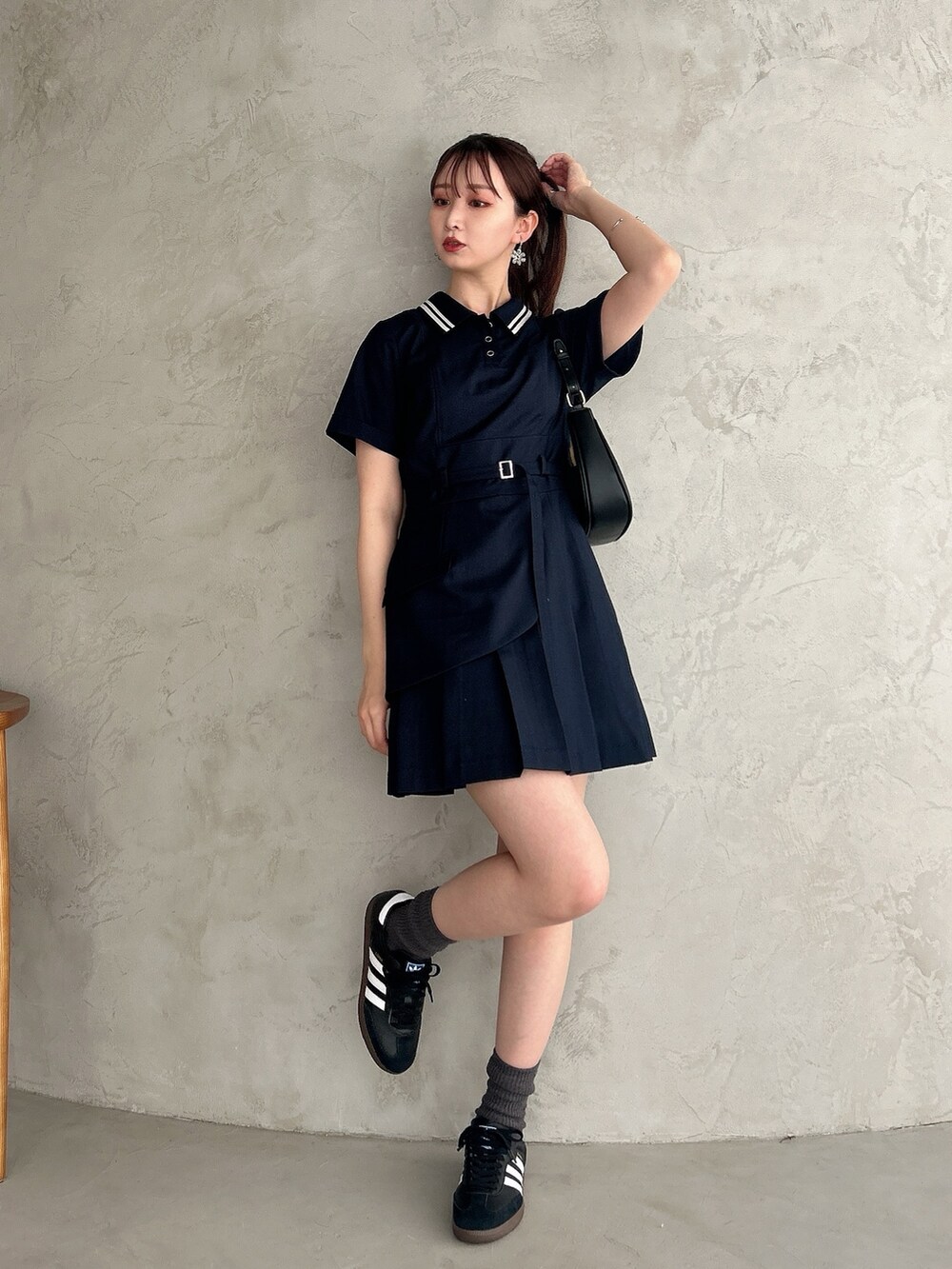 ブルー系のワンピースを着用したレディースの夏コーディネートの2枚目の写真