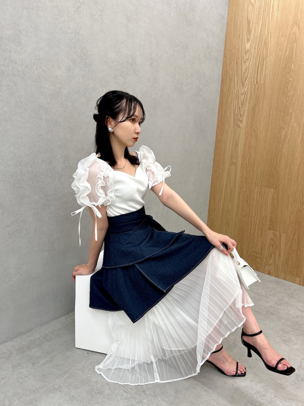 ブルー系のスカート、ホワイト系のTシャツ/カットソーを着用したレディースの夏コーディネートの6枚目の写真