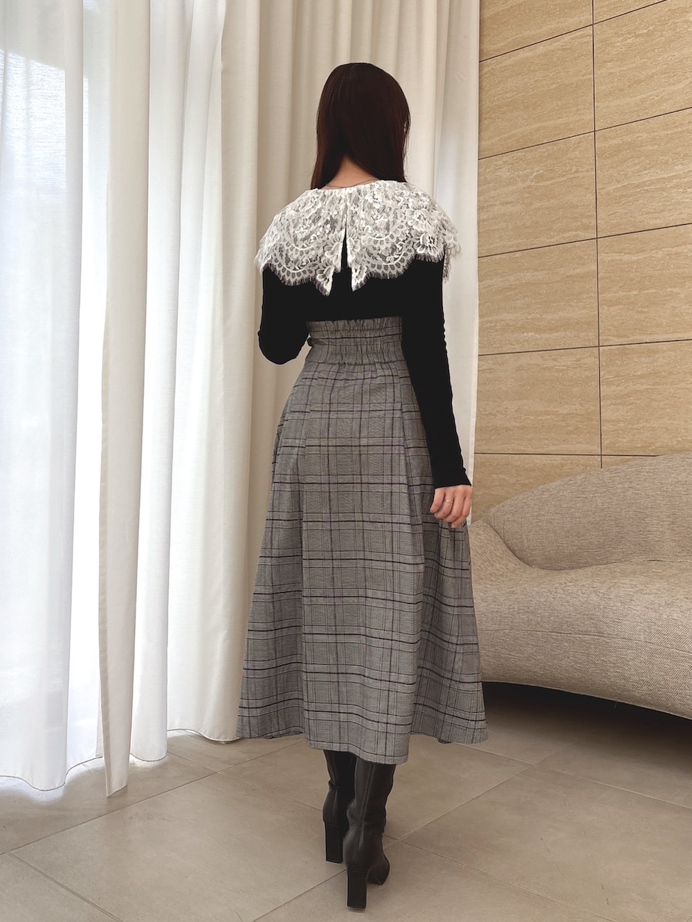 ブラック系のワンピースを着用したレディースの秋コーディネートの3枚目の写真