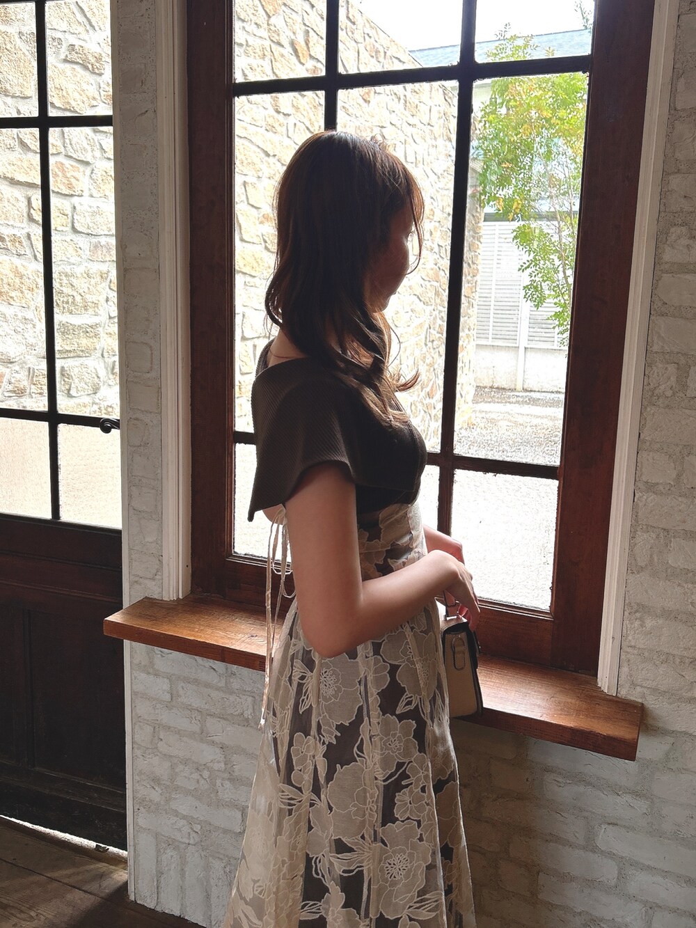 ブラウン系のワンピース、ホワイト系のサンダルを着用したレディースの春コーディネートの5枚目の写真