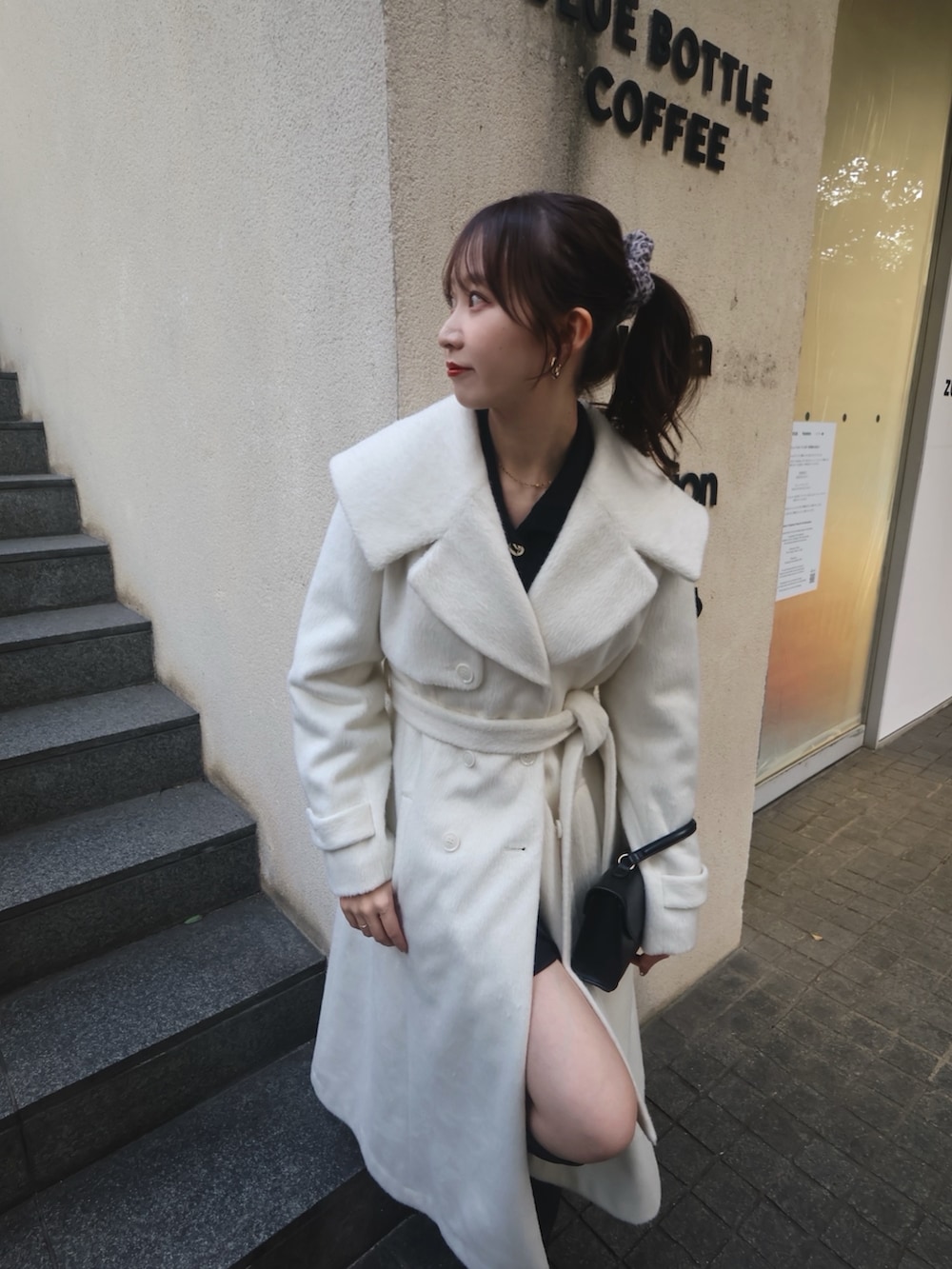 ホワイト系のその他アウター、ブラック系のブーツを着用したレディースの秋コーディネートの4枚目の写真