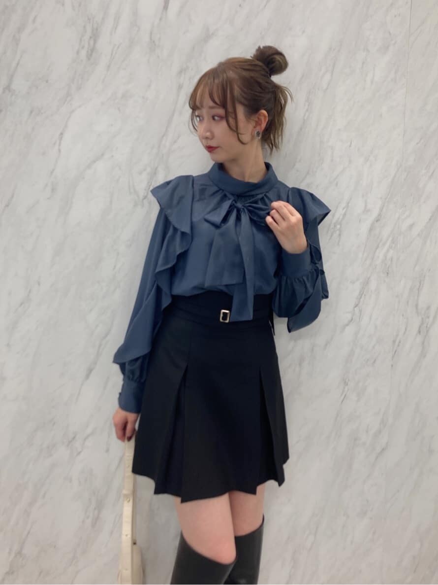 ブラック系のブーツ、ブルー系のシャツ/ブラウス、ブラック系のスカートを着用したレディースの秋コーディネートの2枚目の写真