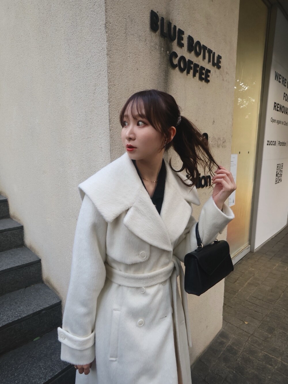 ホワイト系のその他アウター、ブラック系のブーツを着用したレディースの秋コーディネートの6枚目の写真