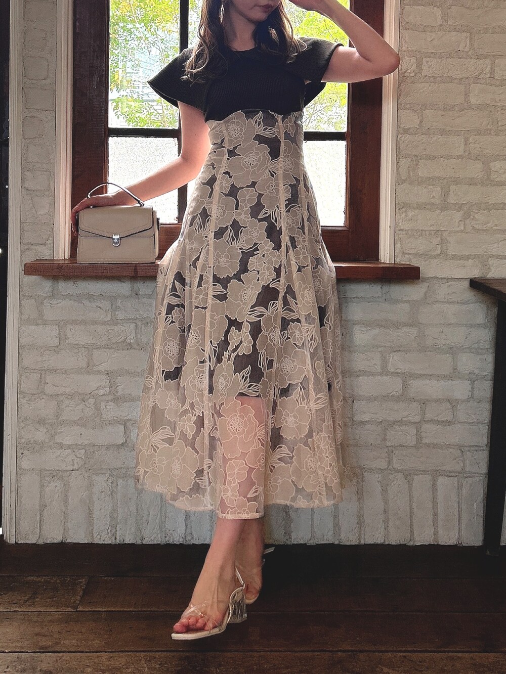 ブラウン系のワンピース、ホワイト系のサンダルを着用したレディースの春コーディネートの2枚目の写真