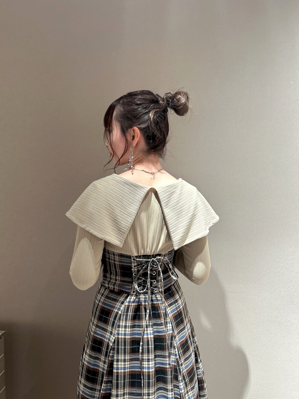 ベージュ系のワンピース、ベージュ系のブーツを着用したレディースの秋コーディネートの5枚目の写真