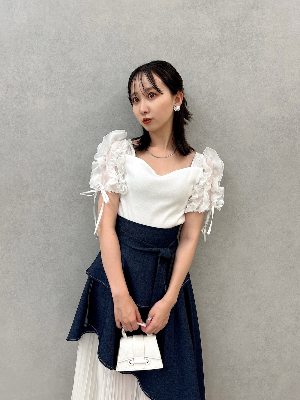 ブルー系のスカート、ホワイト系のTシャツ/カットソーを着用したレディースの夏コーディネートの4枚目の写真