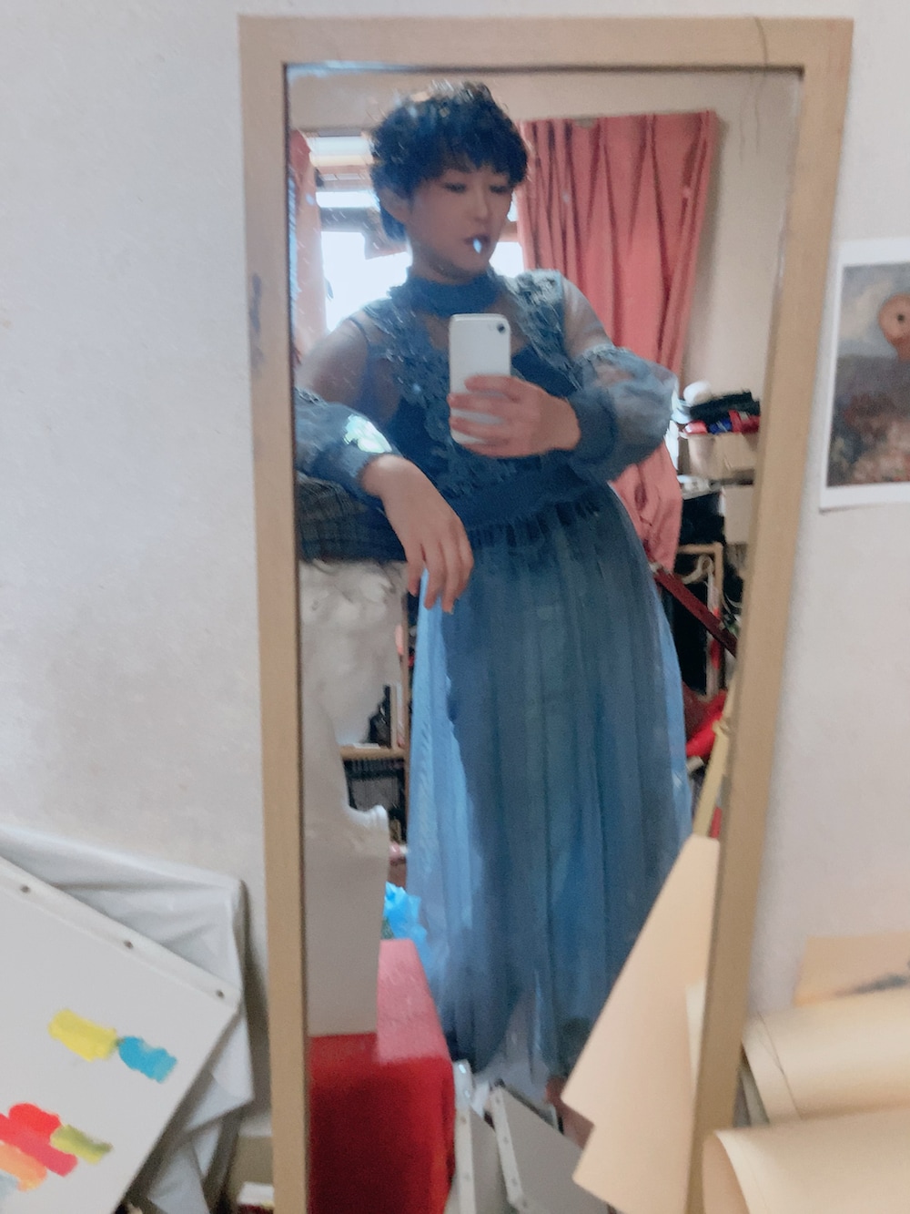 ブルー系のワンピース、ブラック系のキャミソールを着用したレディースの春コーディネートの2枚目の写真