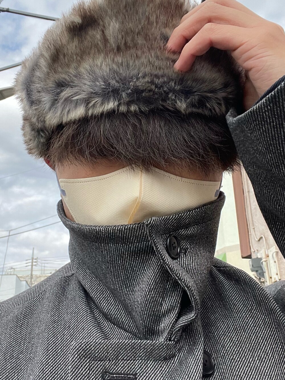 グレー系のニットキャップ/ビーニーを着用したメンズの冬コーディネートの2枚目の写真