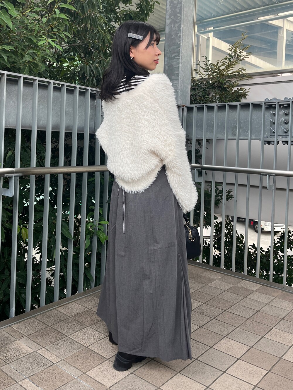 ホワイト系のニット/セーター、ホワイト系のカーディガン/ボレロ、グレー系のスカートを着用したレディースの秋コーディネートの3枚目の写真