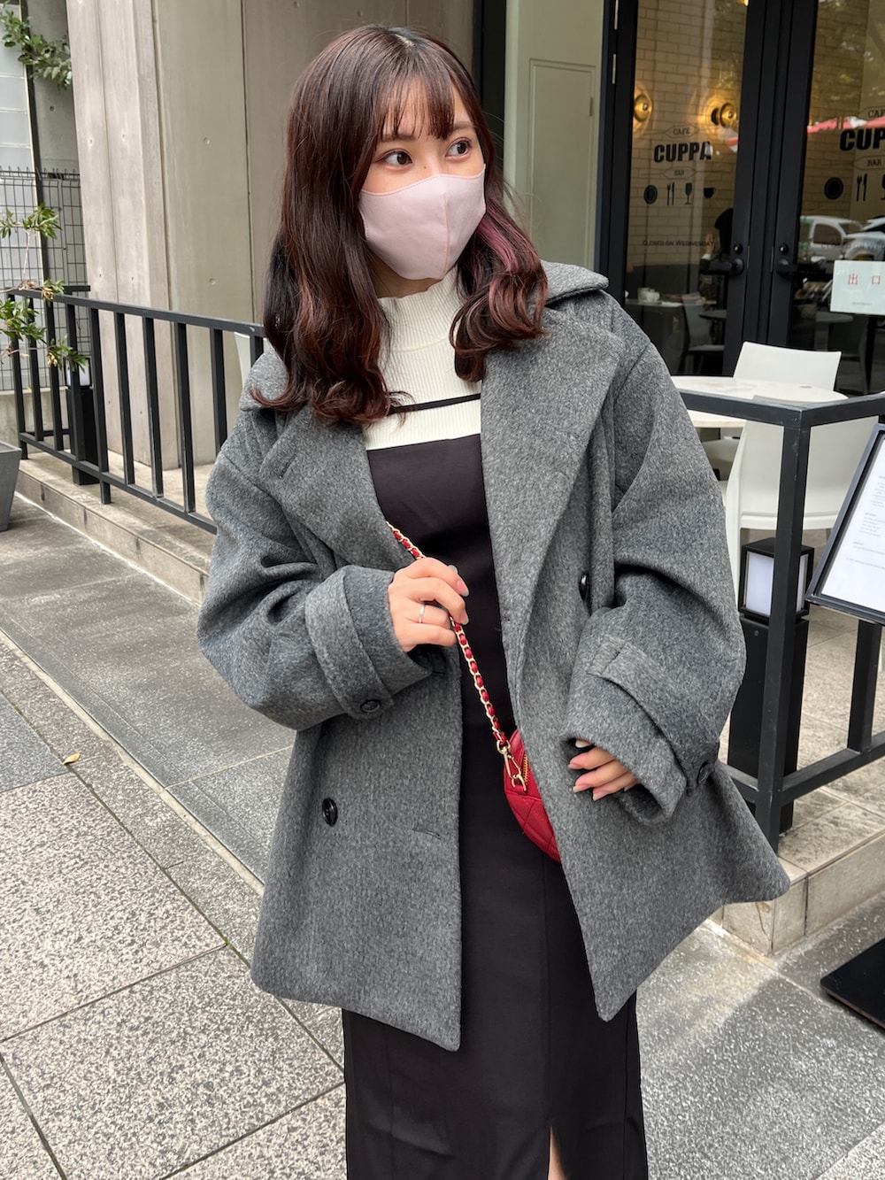 グレー系のピーコート、ブラック系のワンピース、ブラック系のワンピースを着用したレディースの冬コーディネートの3枚目の写真