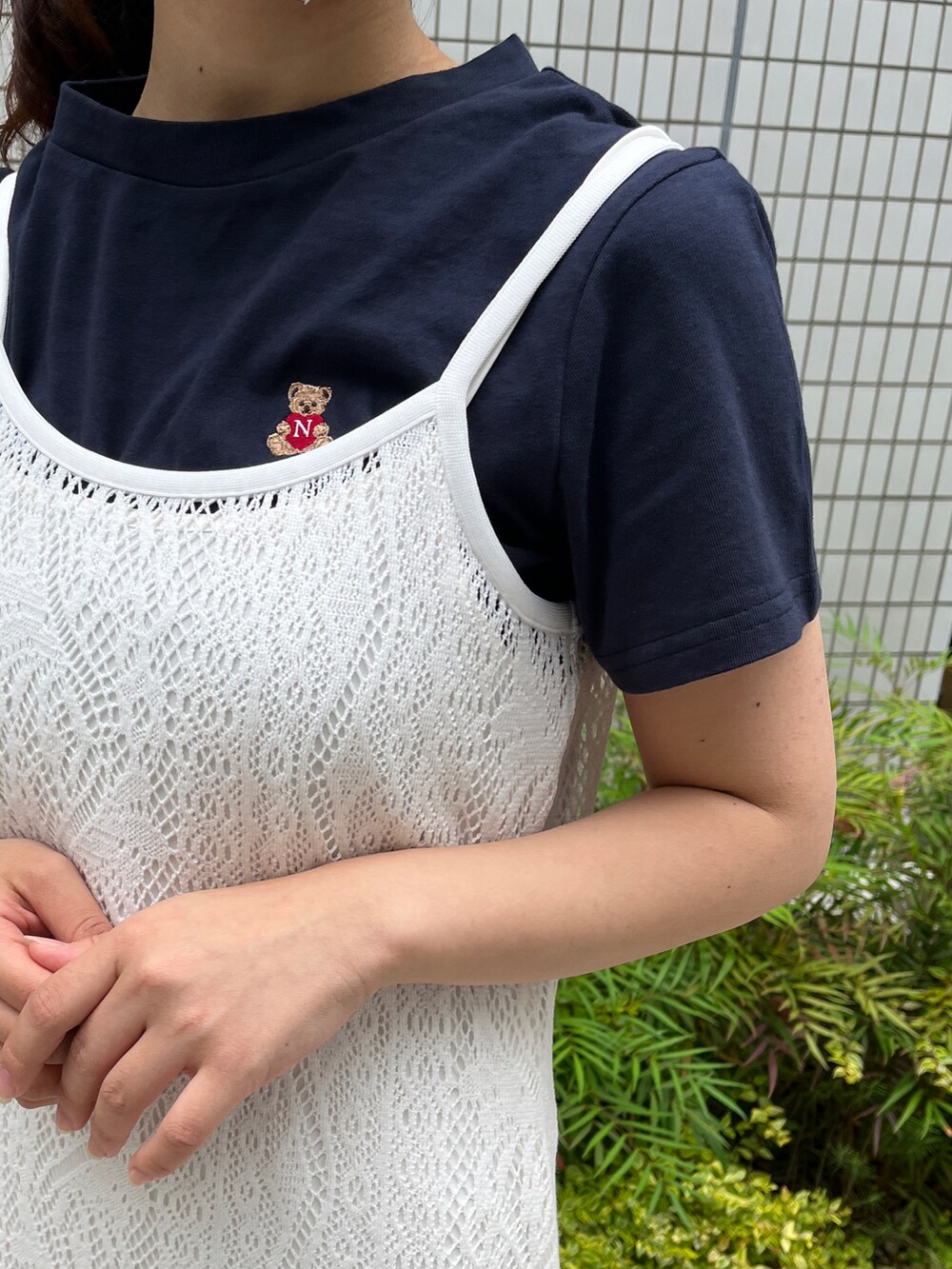 その他のサンダル、ホワイト系のワンピース、ブルー系のTシャツ/カットソーを着用したレディースの春コーディネートの2枚目の写真