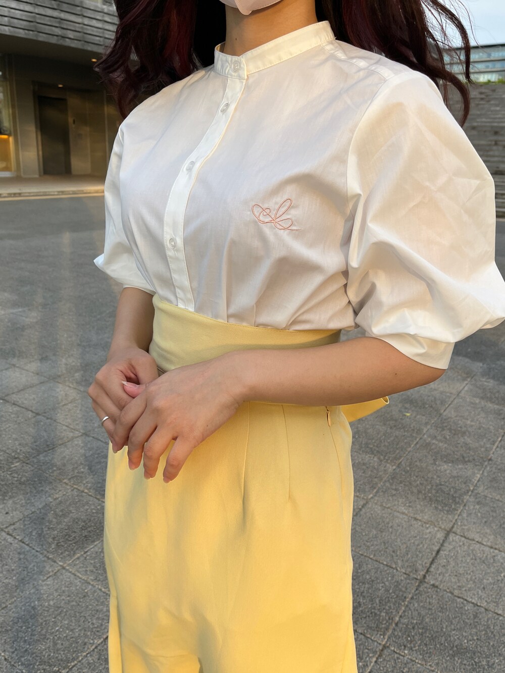 ホワイト系のシャツ/ブラウス、イエロー系のスカートを着用したレディースの春コーディネートの4枚目の写真