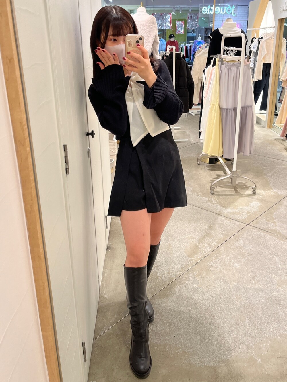 ブラック系のニット/セーター、ブラック系のその他パンツを着用したレディースの冬コーディネートの2枚目の写真