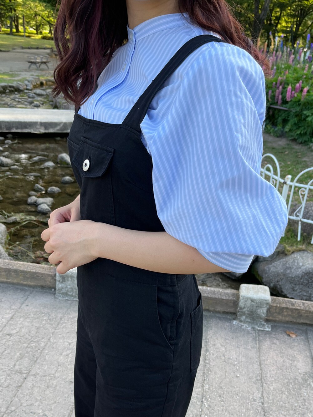 ブラック系のサロペット/オーバーオール、ブルー系のシャツ/ブラウスを着用したレディースの春コーディネートの3枚目の写真