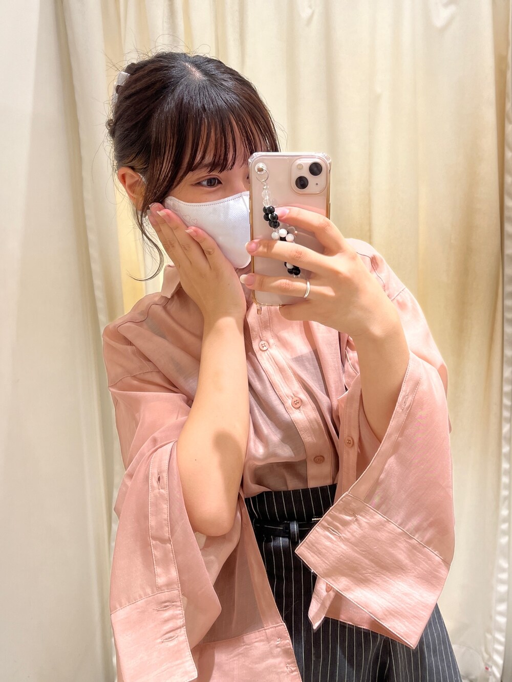 グレー系のスカート、ブラック系のブーツ、ピンク系のシャツ/ブラウスを着用したレディースの夏コーディネートの2枚目の写真