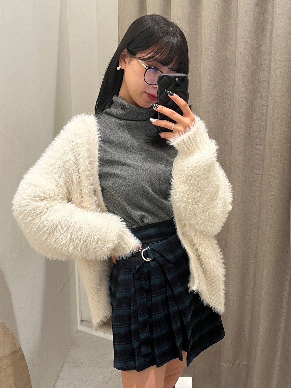 ホワイト系のカーディガン/ボレロ、グレー系のTシャツ/カットソー、グリーン系のパンツを着用したレディースの秋コーディネートの2枚目の写真