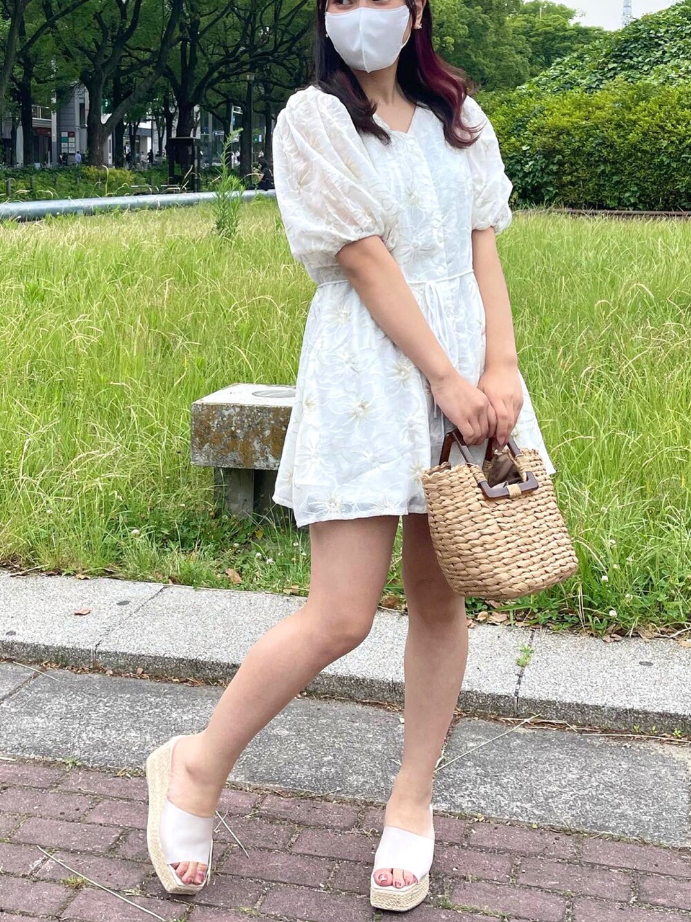 その他のかごバッグ、ホワイト系のサンダル、ホワイト系のシャツ/ブラウスを着用したレディースの夏コーディネートの2枚目の写真