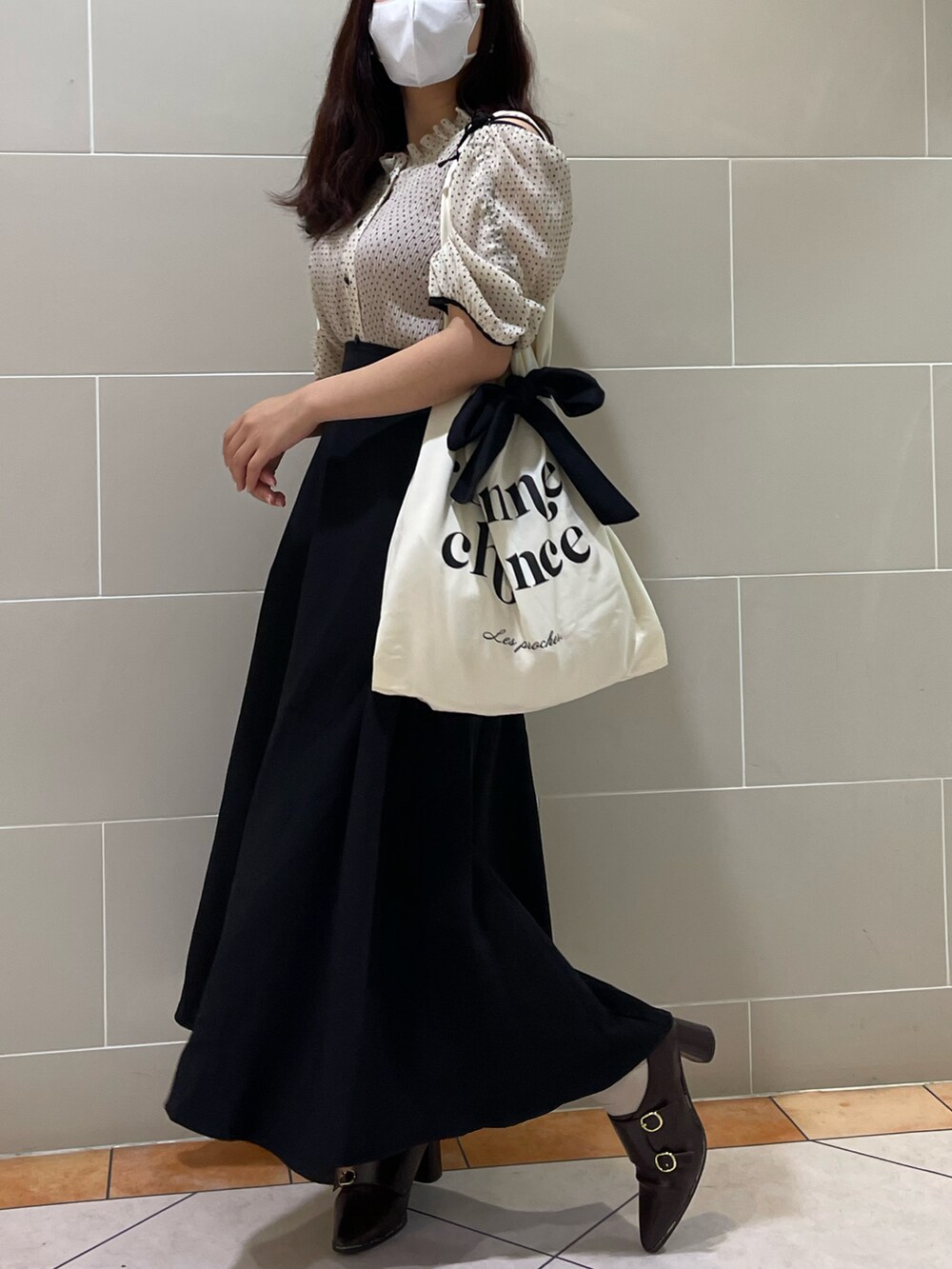 その他のシャツ/ブラウス、ブラック系のスカート、ホワイト系のトートバッグを着用したレディースの春コーディネートの2枚目の写真