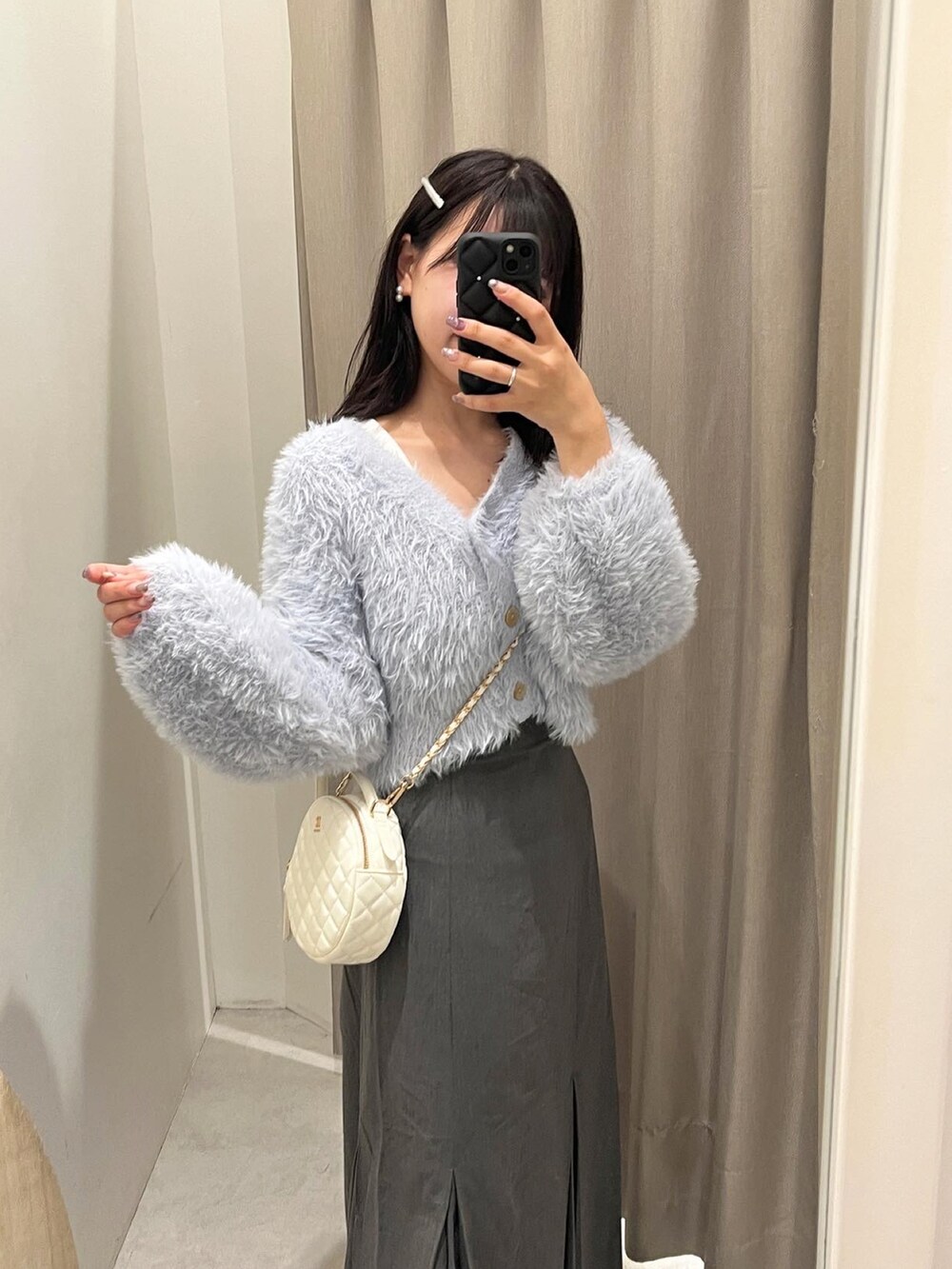 グレー系のカーディガン/ボレロ、グレー系のスカート、ブラック系のバレエシューズを着用したレディースの秋コーディネートの2枚目の写真