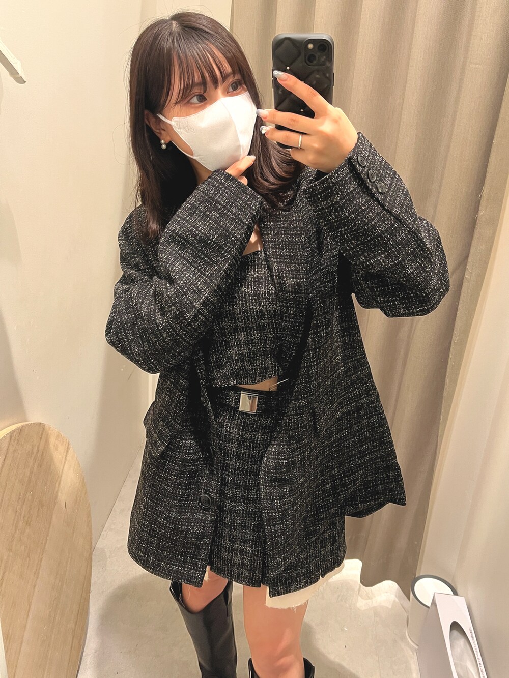 ブラック系のキャミソール、ブラック系のテーラードジャケット、ブラック系のスカートを着用したレディースの夏コーディネートの2枚目の写真