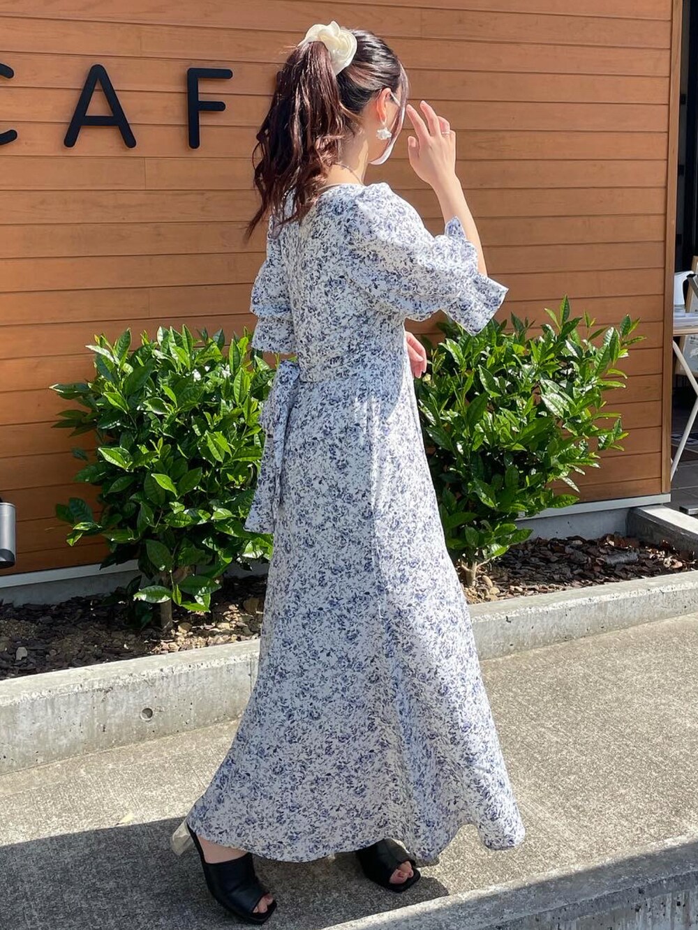 ホワイト系のワンピースを着用したレディースの春コーディネートの2枚目の写真