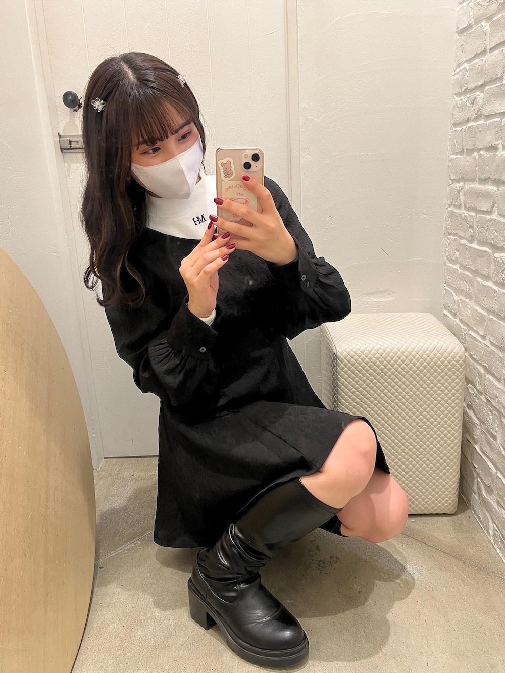 ブラック系のワンピース、ブラック系のブーツを着用したレディースの冬コーディネートの2枚目の写真