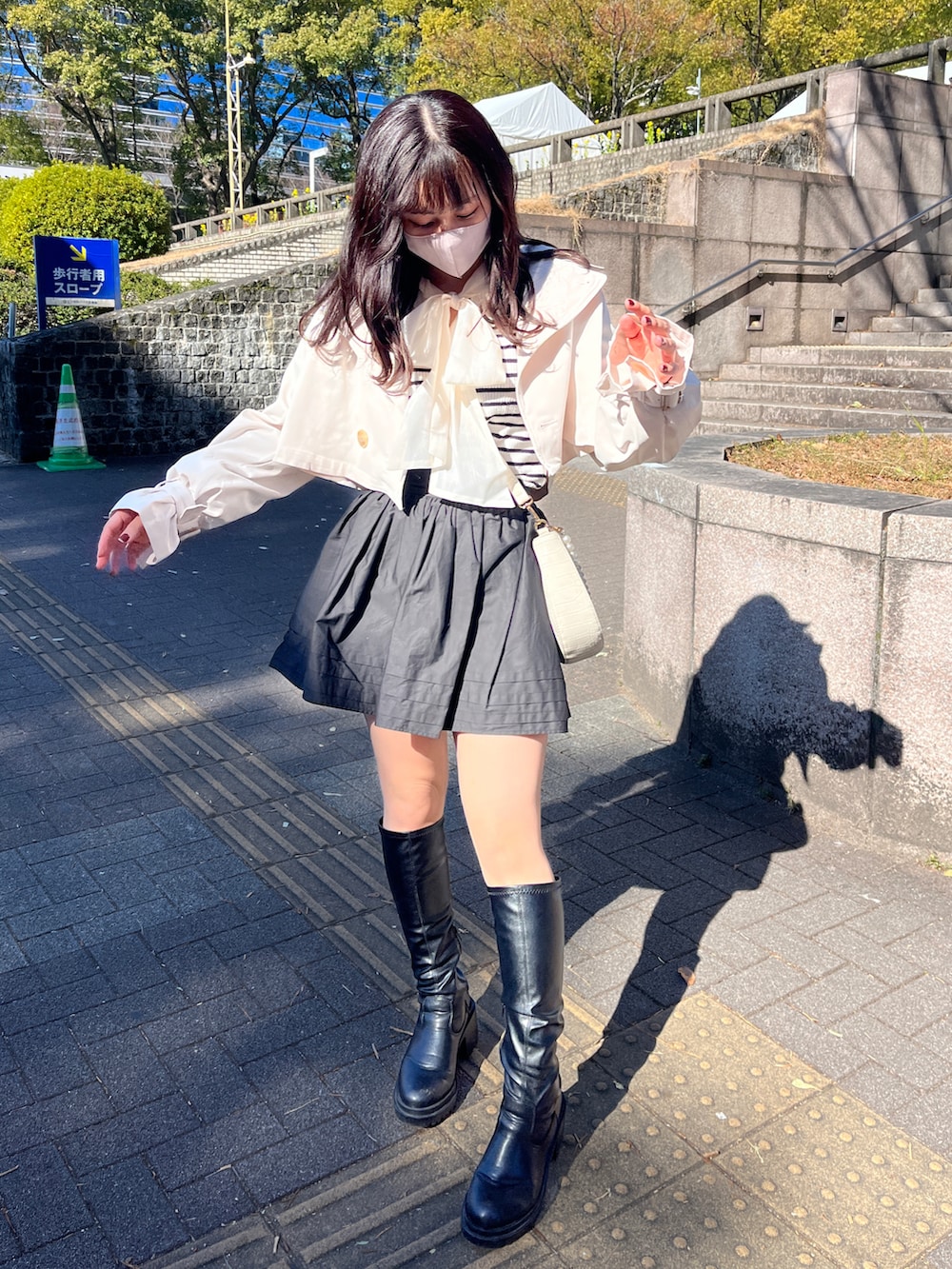 ブラック系のスカート、ブラック系のニット/セーター、ブラック系のニット/セーターを着用したレディースの冬コーディネートの2枚目の写真