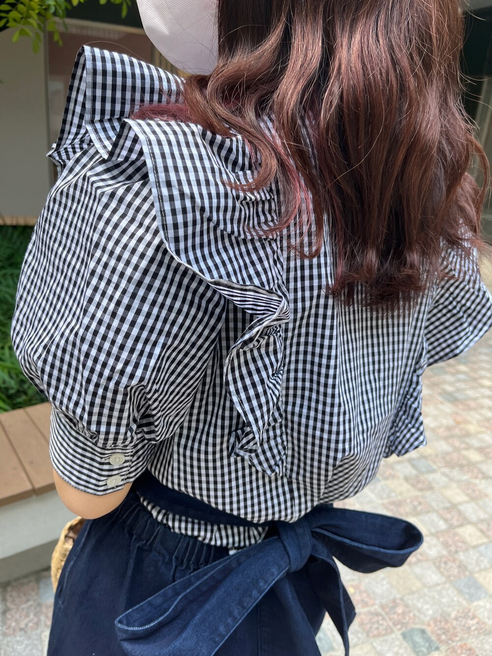 その他のシャツ/ブラウス、ブルー系のスカート、その他のかごバッグを着用したレディースの春コーディネートの2枚目の写真