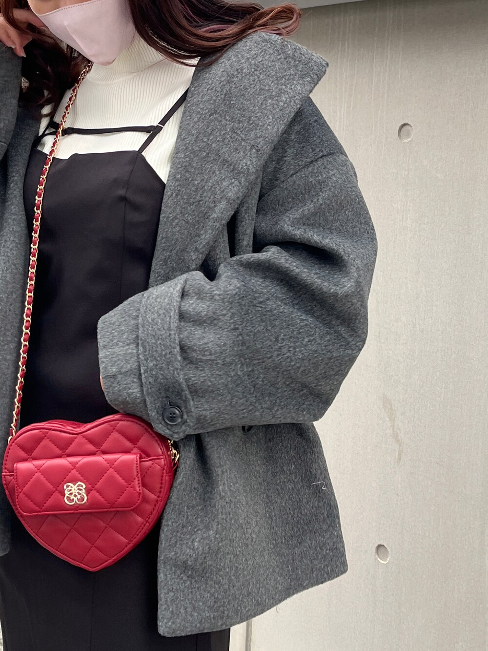 グレー系のピーコート、ブラック系のワンピース、ブラック系のワンピースを着用したレディースの冬コーディネートの2枚目の写真