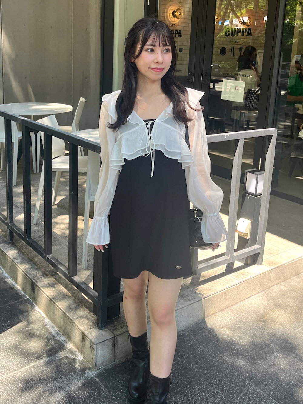 ホワイト系のワンピース、ブラック系のショルダーバッグを着用したレディースの夏コーディネートの3枚目の写真