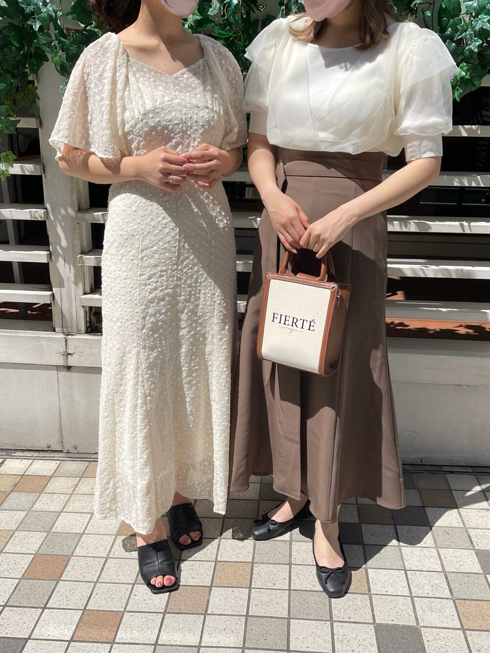 ブラウン系のスカート、ホワイト系のワンピース、ホワイト系のニット/セーターを着用したレディースの春コーディネートの2枚目の写真