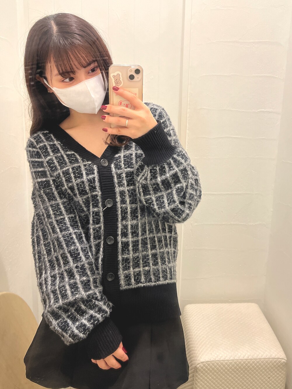 ブラック系のカーディガン/ボレロ、ブラック系のスカート、ブラック系のブーツを着用したレディースの冬コーディネートの2枚目の写真