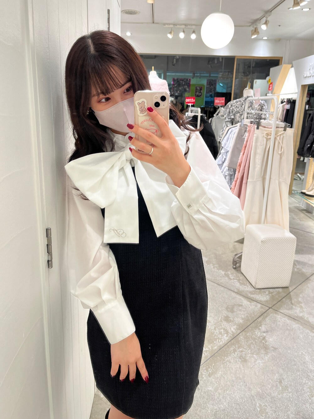 ホワイト系のシャツ/ブラウス、ブラック系のワンピース、ブラック系のブーツを着用したレディースの冬コーディネートの2枚目の写真