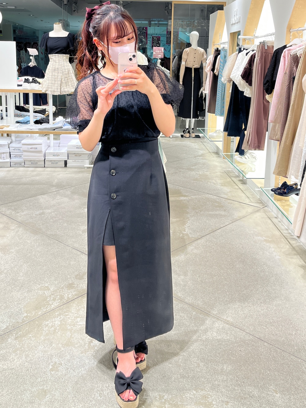 ブラック系のスカート、ブラック系のサンダル、ブラック系のTシャツ/カットソーを着用したレディースの春コーディネートの2枚目の写真