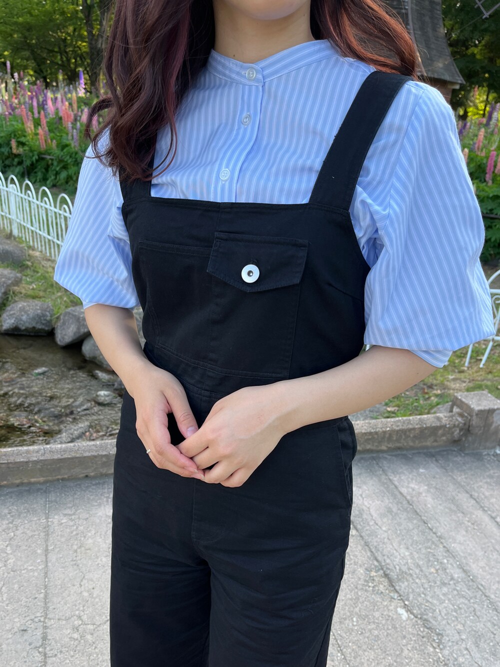 ブラック系のサロペット/オーバーオール、ブルー系のシャツ/ブラウスを着用したレディースの春コーディネートの2枚目の写真