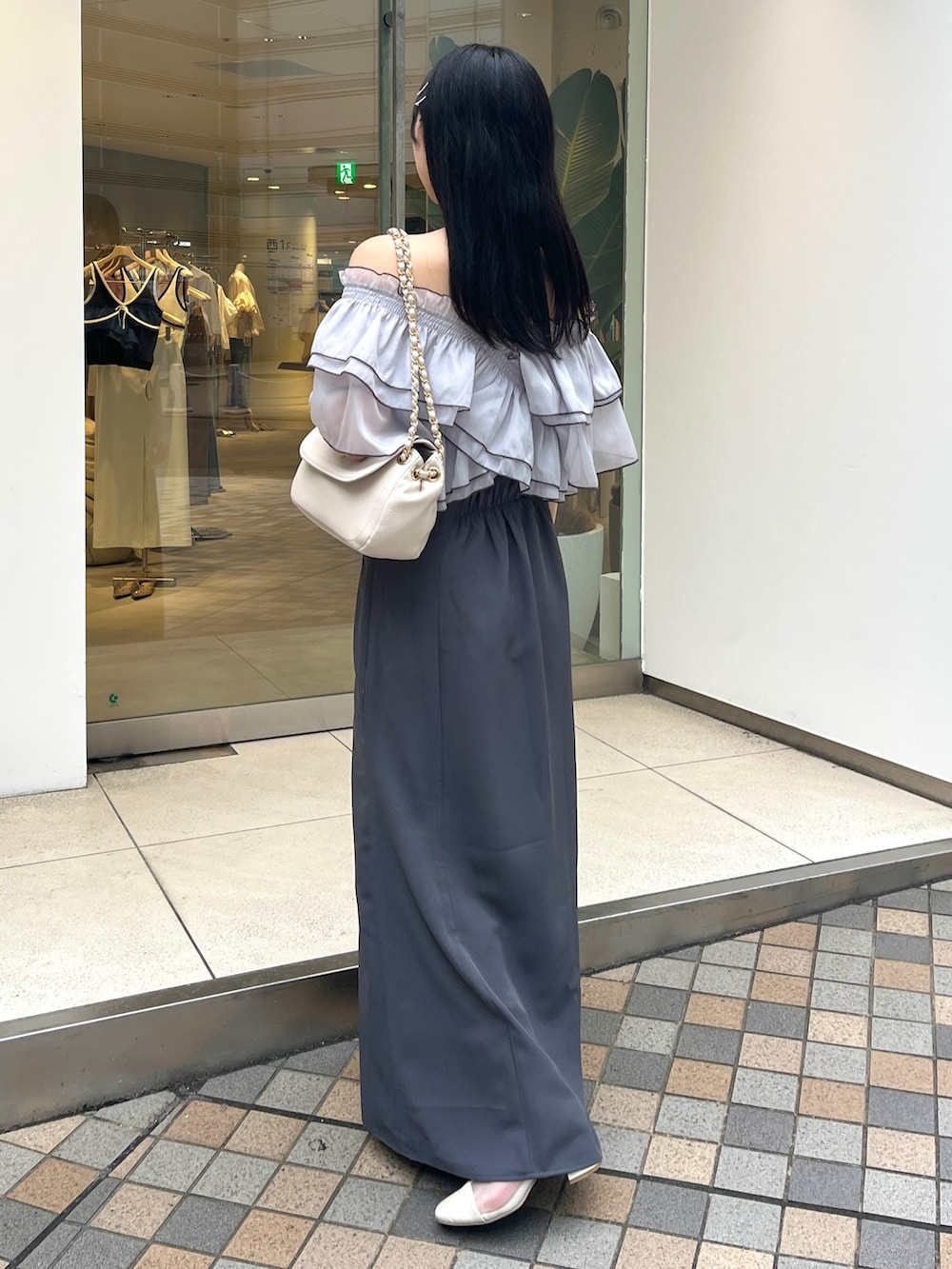 グレー系のワンピース/ドレス、ホワイト系のブーツ、ベージュ系のショルダーバッグを着用したレディースの春コーディネートの2枚目の写真