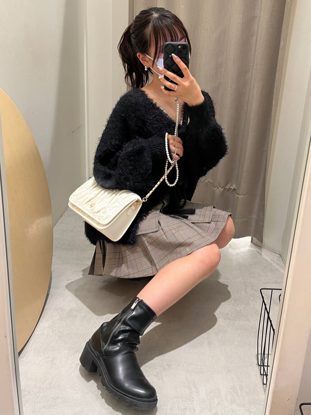 ホワイト系のショルダーバッグ、ブラック系のカーディガン/ボレロ、その他のスカートを着用したレディースの秋コーディネートの2枚目の写真