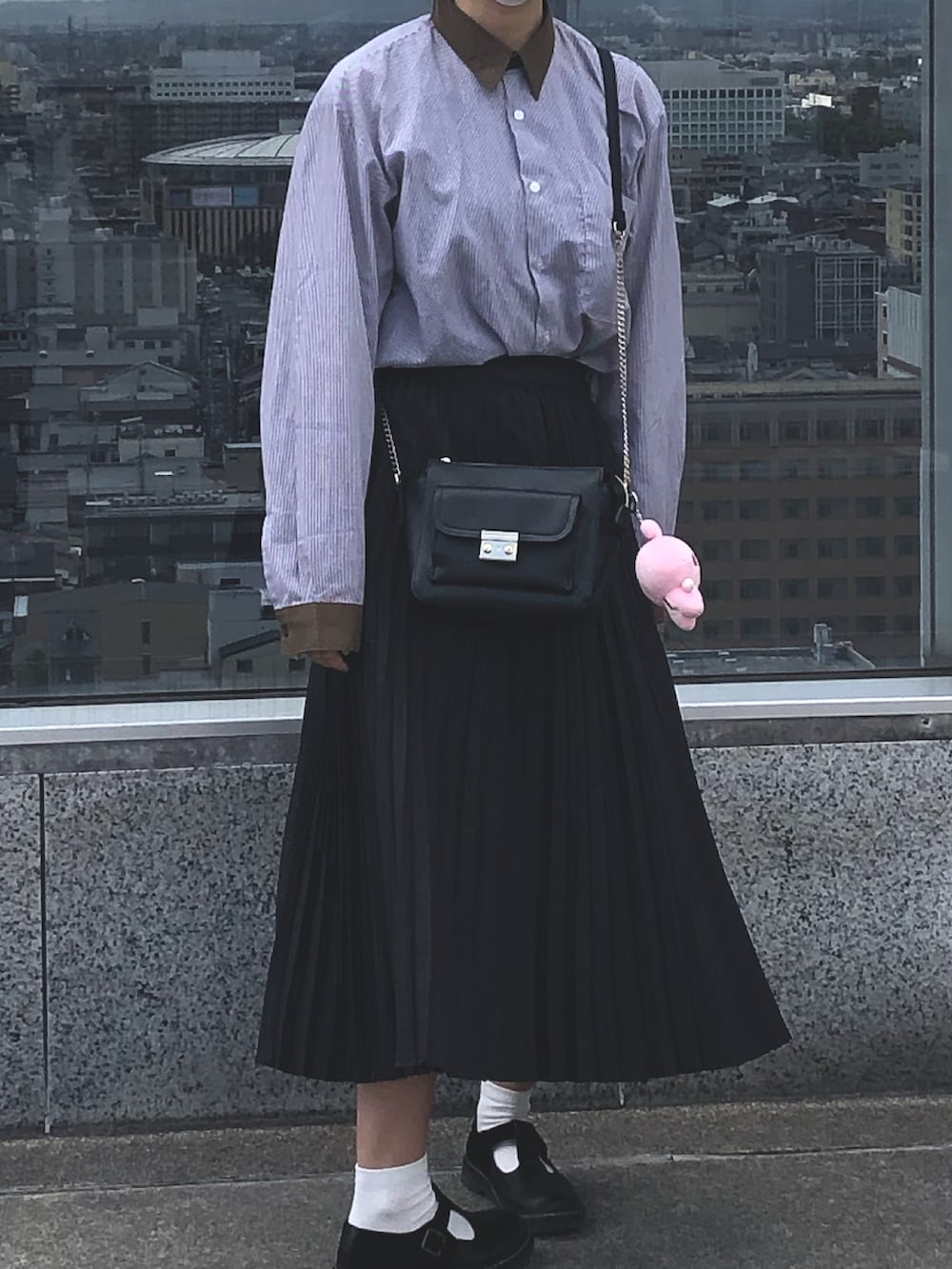 ブラック系のブーツを着用したレディースの春コーディネートの2枚目の写真