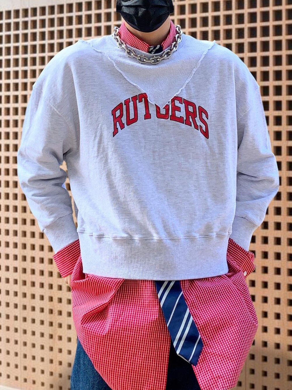 グレー系のトップス、レッド系のシャツ/ブラウス、ブルー系のデニムパンツを着用したメンズの春コーディネートの2枚目の写真