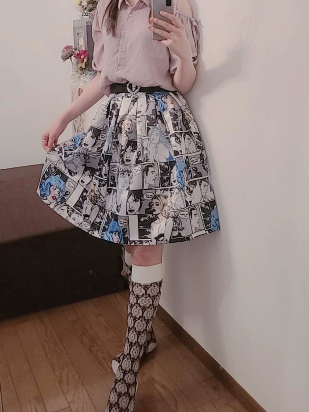 ブルー系のスカート、ピンク系のシャツ/ブラウス、ホワイト系のソックス/靴下を着用したレディースの夏コーディネートの2枚目の写真