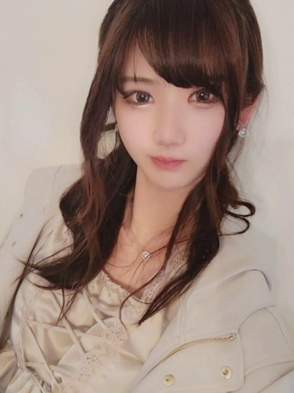 ベージュ系のブルゾン、ベージュ系のスカート、ベージュ系のシャツ/ブラウスを着用したレディースの春コーディネートの3枚目の写真